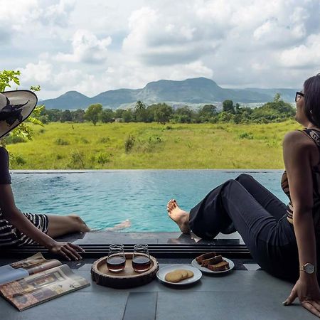 Two Villa By Stayvista With Infinity Pool, Farm & Mountain Views, Modern Interiors カルジャット エクステリア 写真