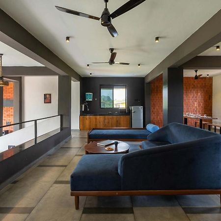 Two Villa By Stayvista With Infinity Pool, Farm & Mountain Views, Modern Interiors カルジャット エクステリア 写真