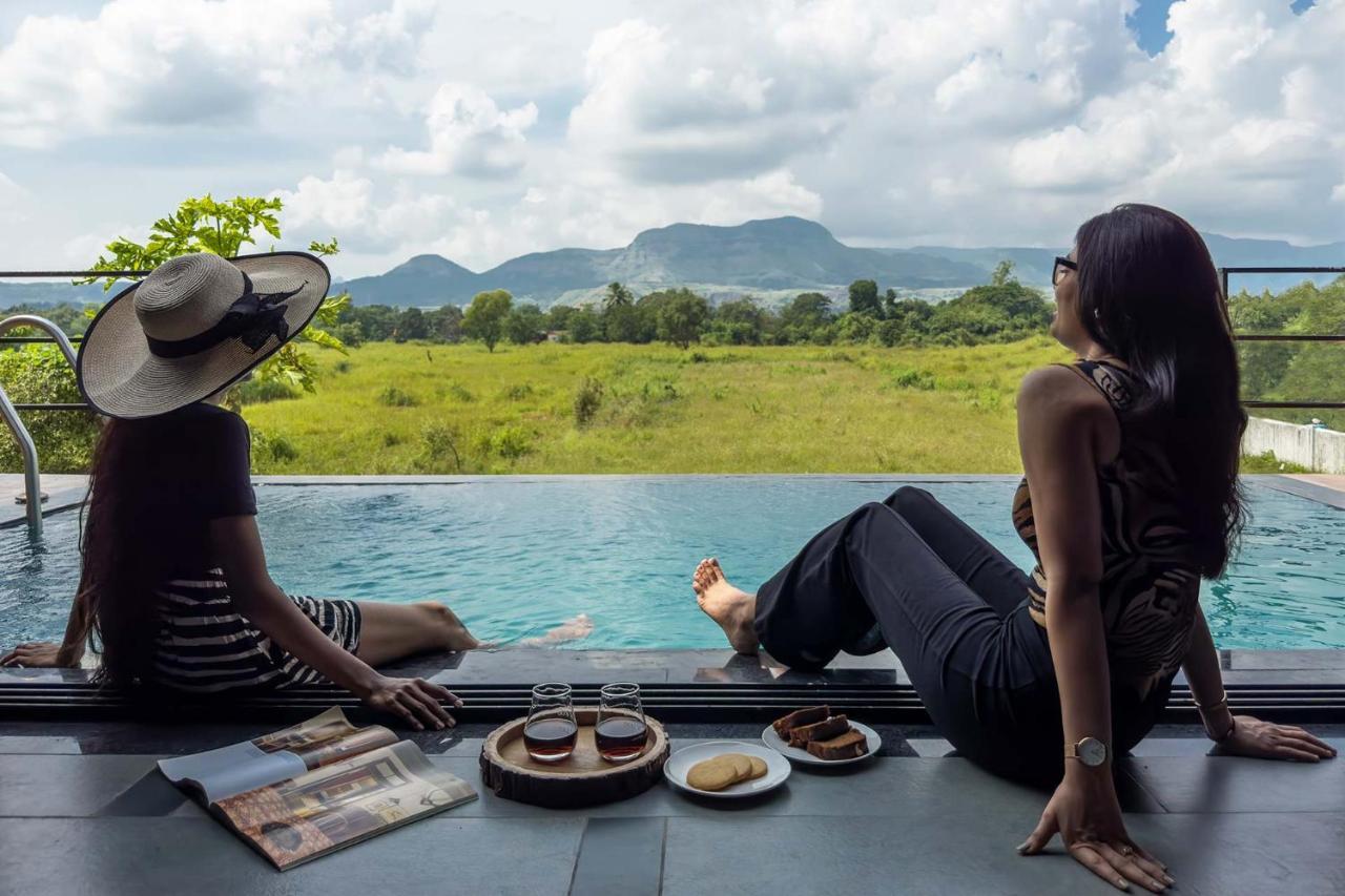 Two Villa By Stayvista With Infinity Pool, Farm & Mountain Views, Modern Interiors カルジャット エクステリア 写真