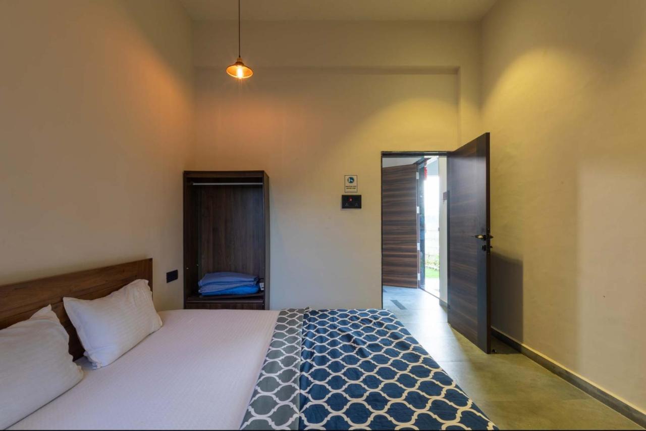 Two Villa By Stayvista With Infinity Pool, Farm & Mountain Views, Modern Interiors カルジャット エクステリア 写真