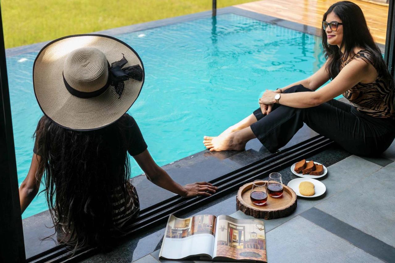 Two Villa By Stayvista With Infinity Pool, Farm & Mountain Views, Modern Interiors カルジャット エクステリア 写真