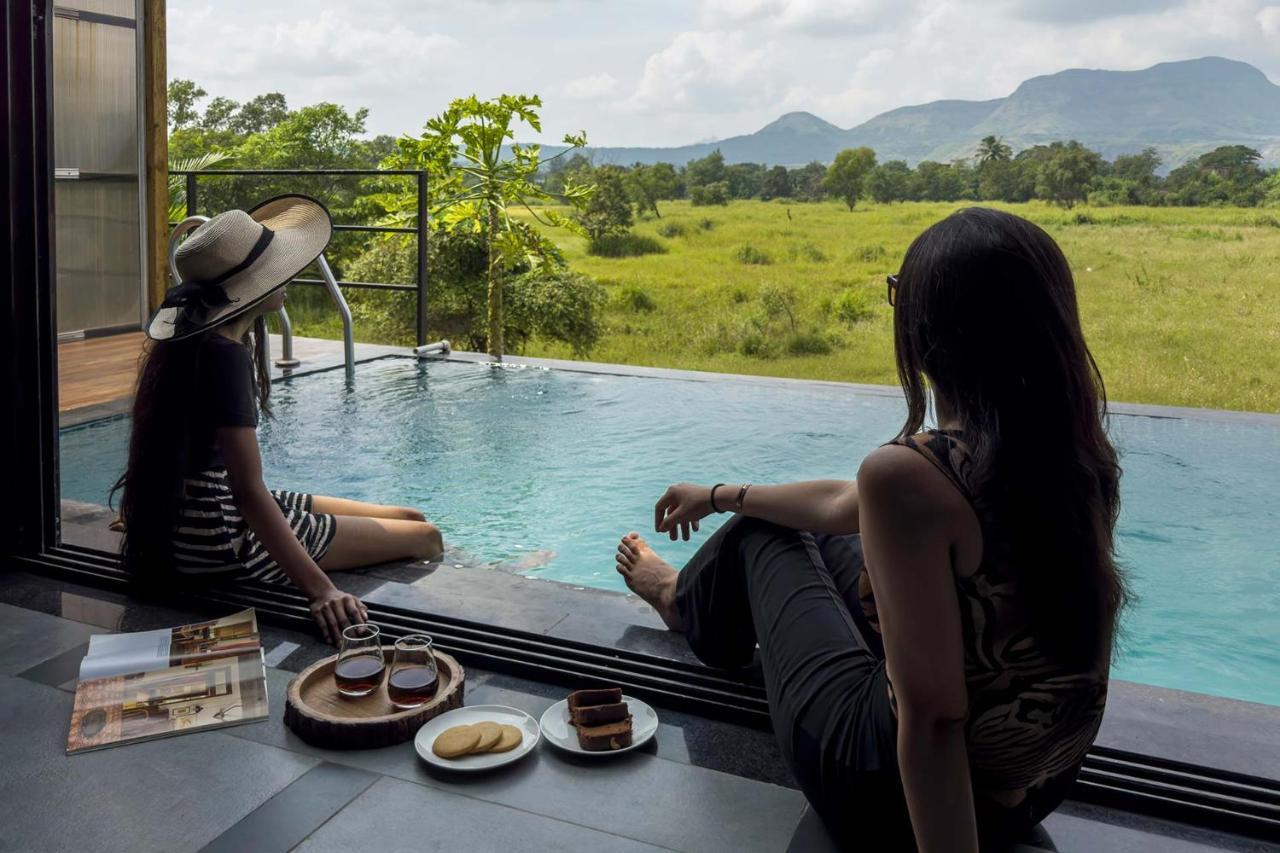 Two Villa By Stayvista With Infinity Pool, Farm & Mountain Views, Modern Interiors カルジャット エクステリア 写真